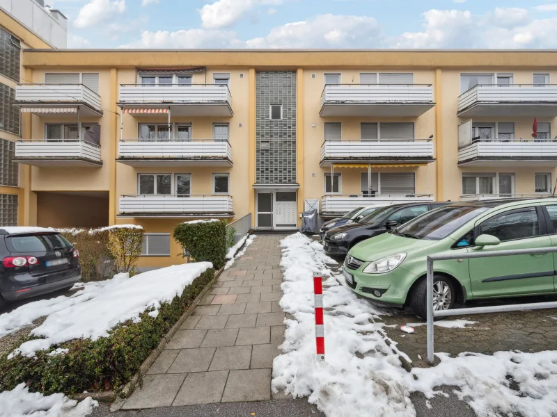 Hof und Parkplatz