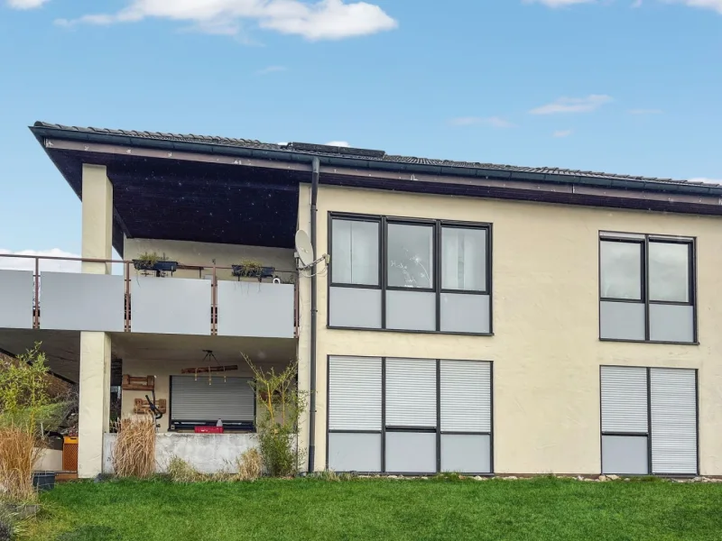 Hausansicht 1 - Haus kaufen in Himmelkron - Charmantes Zweifamilienhaus in ansprechender Wohnlage in Himmelkron 