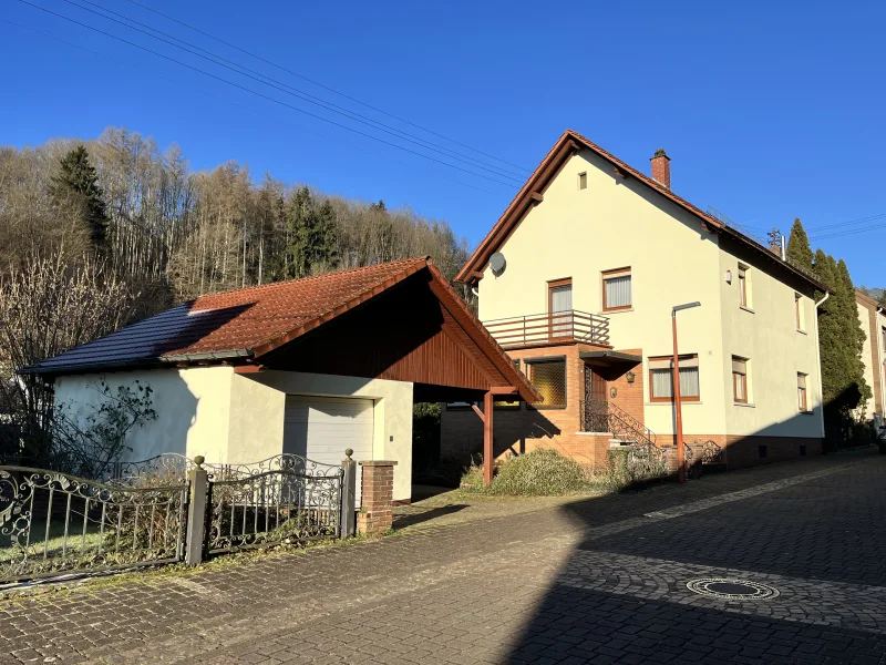 Hausansicht - Haus kaufen in Wiesbach - Freistehendes Einfamilienhaus mit großem Gartengrundstück, Garage und Carport in Wiesbach