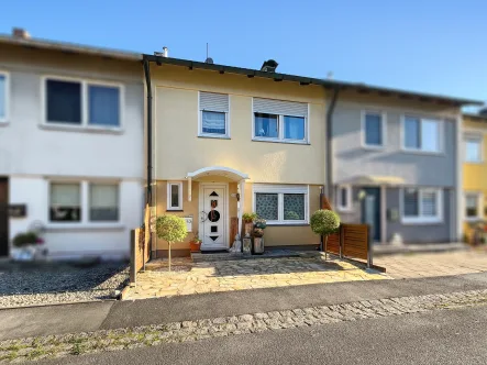 Hausansicht - Haus kaufen in Lauf an der Pegnitz - Für die Familie schönes RMH mit ansprechendem Grundriss in Lauf an der Pegnitz