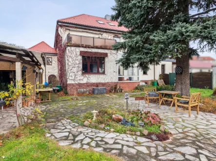 Hauptbild - Haus kaufen in Rackwitz - Leipzig Rackwitz - Einzigartige Villa vermietet als Mehrparteienhaus mit idyllischem Garten und Pool