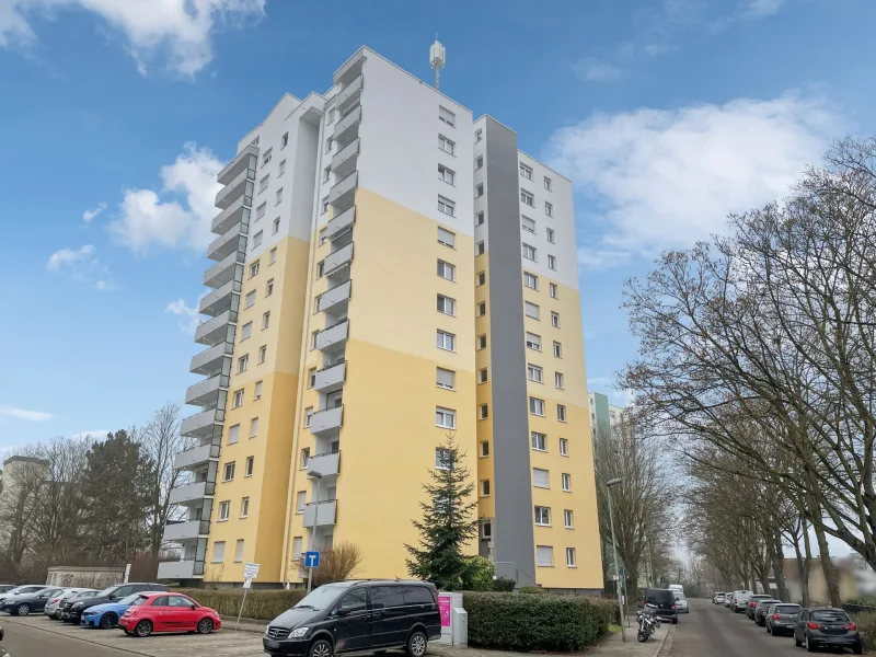 Hausansicht - Wohnung kaufen in Lampertheim - Top renovierte 3,5 -Zimmer-Wohnung mit Balkon und Garage in der Tiefgarage