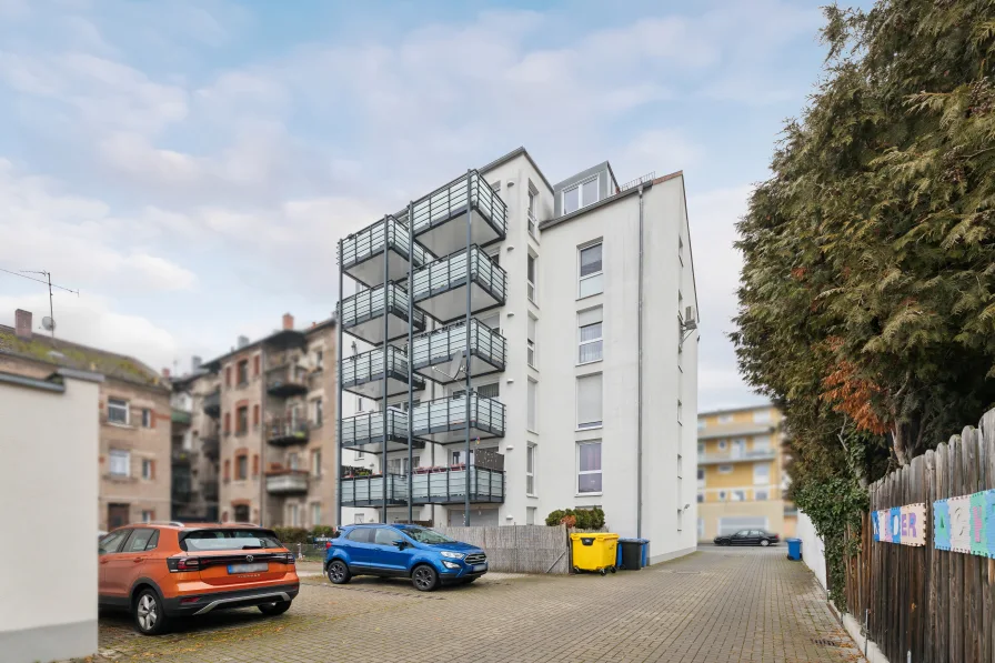 Rückansicht mit Balkonen - Wohnung kaufen in Fürth - Neuwertige, langfristig vermietete 3-Zimmer-Wohnung mit Balkon und Stellplatz Nähe Billinganlage