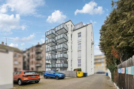 Titelbild - Wohnung kaufen in Fürth - Neuwertige und langfristig vermietete 3-Zimmer-Wohnung mit Balkon und Stellplatz in Fürth