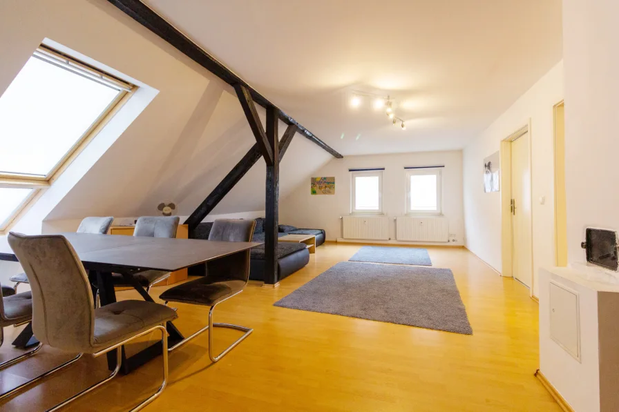 Wohnzimmer - Wohnung kaufen in Nürnberg - Freie 3-Zimmer-Wohnung mit ca. 93 m² im Dachgeschoss in zentraler Lage in Nürnberg/Glockenhof