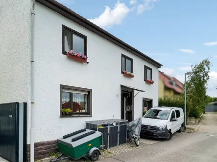 Hausansicht - Haus kaufen in Erfurt - Familienfreundliches Haus in Erfurt-Marbach – Garten, Ausblick und viel Platz