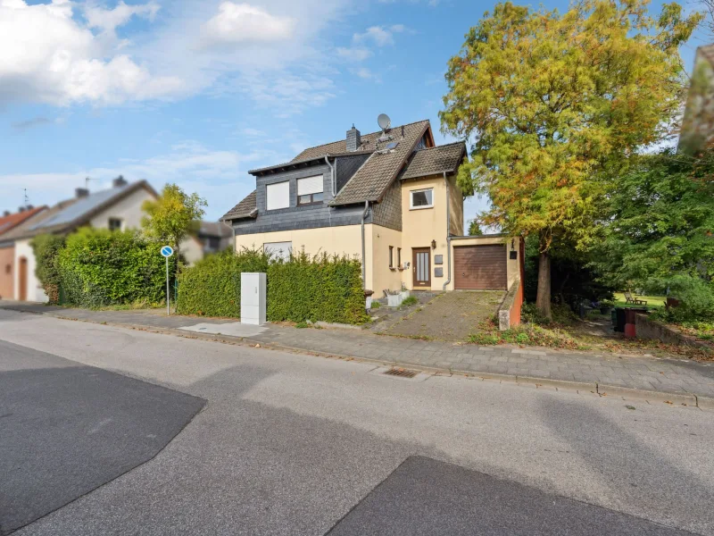 Hausansicht - Haus kaufen in Meerbusch - Freistehendes Zweifamilienhaus mit Einliegerwohnung und Garage in Meerbusch-Osterath