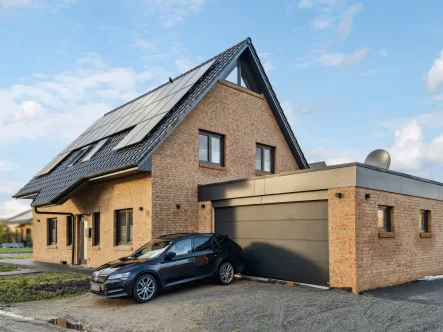 Titelfoto - Haus kaufen in Fredenbeck - Traumhaftes Kfw-55-Einfamilienhaus mit großzügiger Raumaufteilung im Neubaugebiet in Fredenbeck