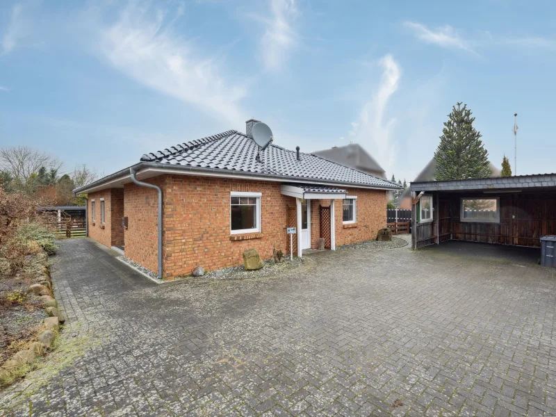 Hausansicht - Zufahrt - Haus kaufen in Büdelsdorf - Moderner Bungalow mit gepflegtem Garten und nachhaltiger Energieversorgung in Büdelsdorf