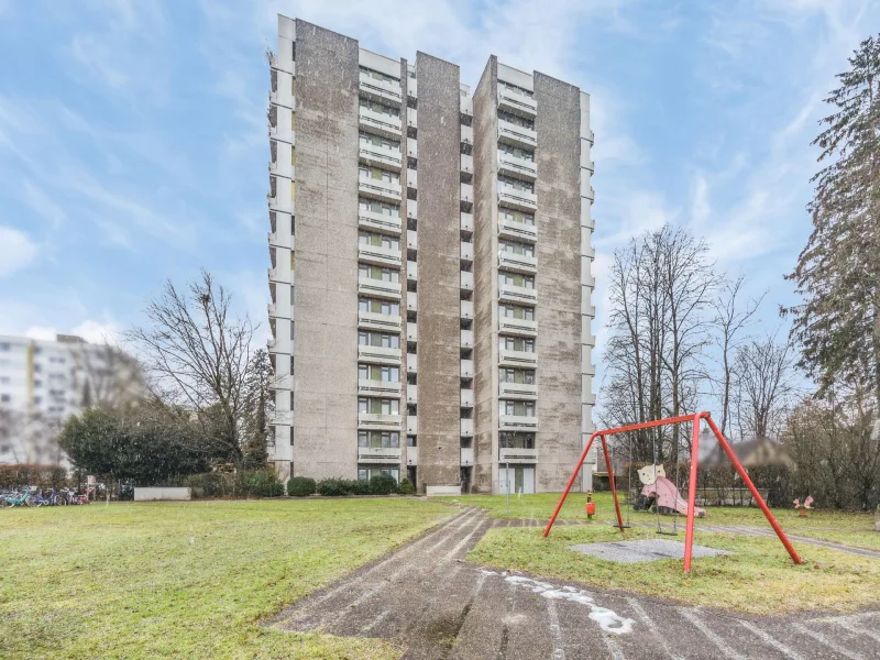 Hausansicht - Wohnung kaufen in München - Gepflegte 2-Zimmer-Wohnung mit Blick über München