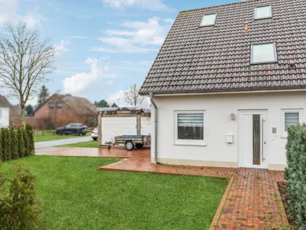 Titelbild - Haus kaufen in Lachendorf - Modernisiertes Reihenendhaus mit Luxusausstattung und großem Grundstück in Lachendorf