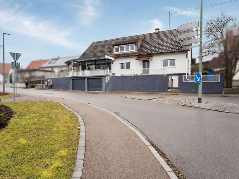 Außenansicht 1 - Haus kaufen in Kötz - 7 Minuten vom Legoland entfernt: Einfamilienhaus in zentraler Lage in Großkötz 