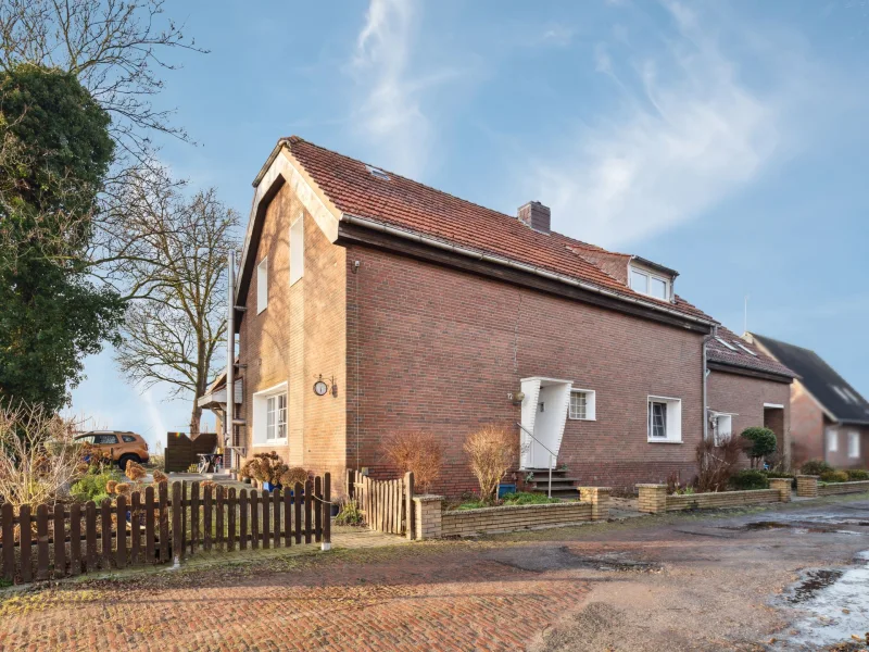 Titelbild - Haus kaufen in Butjadingen - Gepflegtes Mehrfamilienhaus mit 4 Wohneinheiten in Butjadingen