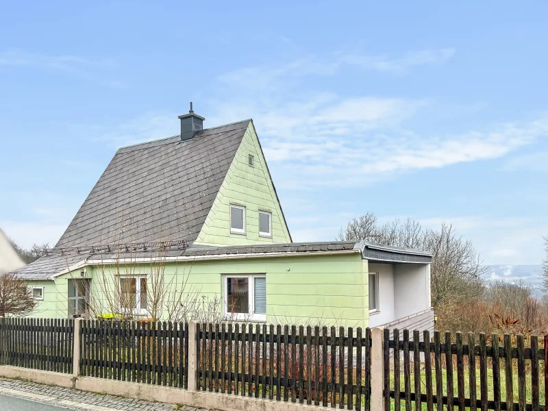 Ansicht - Haus kaufen in Lichtenberg - Solides Einfamilienhaus mit Garten in Lichtenberg zum Renovieren