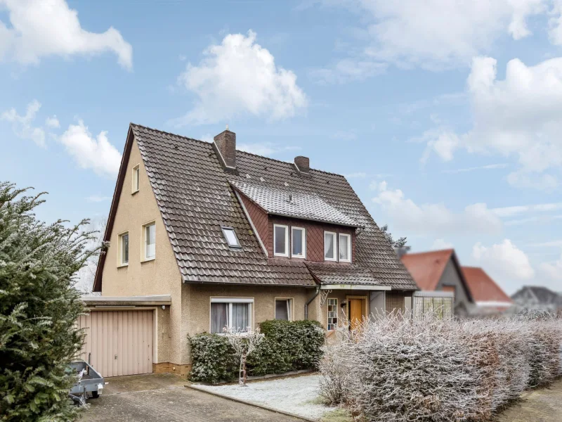 Titelbild - Haus kaufen in Salzhemmendorf - Zweifamilienhaus mit Garage auf großem Grundstück in guter Lage von Salzhemmendorf-Osterwald