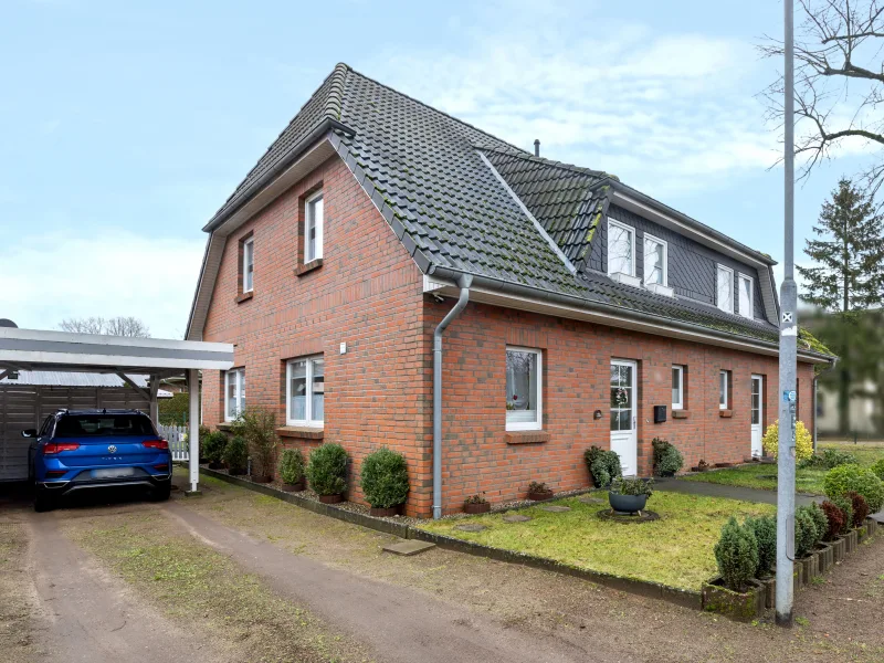 Hausansicht - Haus kaufen in Büchen - Familiengerechte Doppelhaushälfte mit 4 Zimmern und großem Wintergarten in ruhiger Lage in Büchen