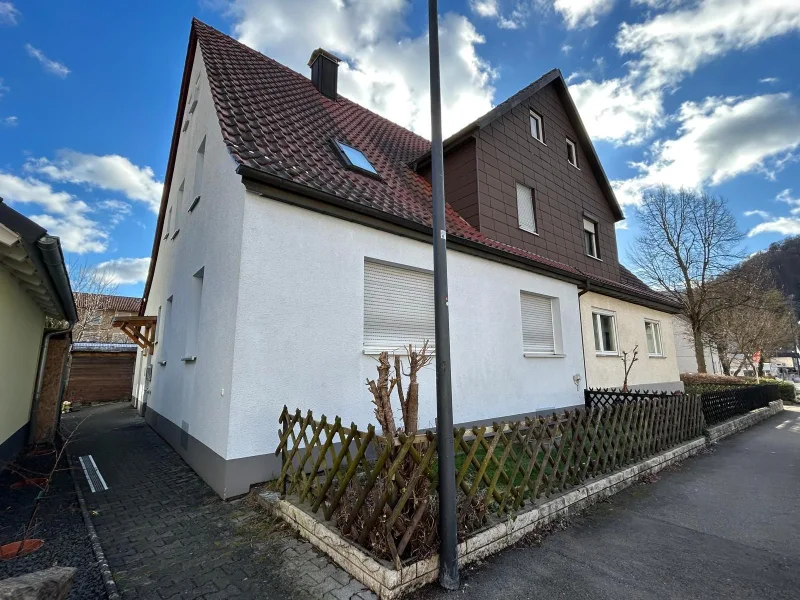 Ansicht - Haus kaufen in Bad Urach - Attraktive Doppelhaushälfte mit Wintergarten in ruhiger Lage in Bad Urach