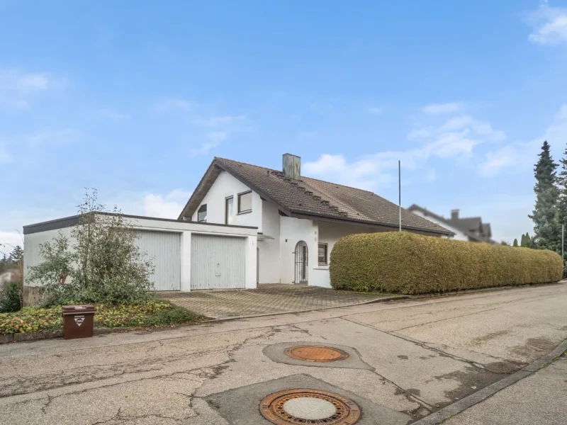 Titelbild - Haus kaufen in Neresheim - Geräumiges Einfamilienhaus mit Einliegerwohnung und Duplexgarage in ruhiger Lage von Neresheim