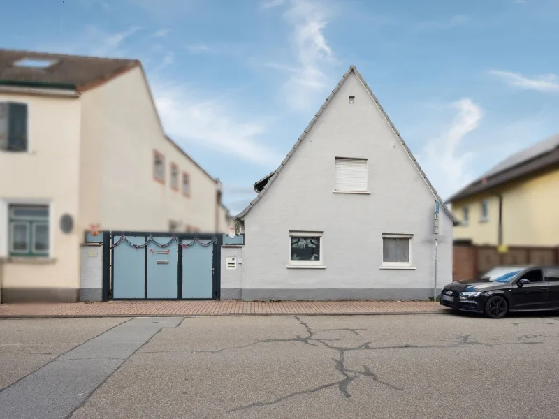 Hausansicht - Haus kaufen in Hockenheim - Zwei Häuser auf einem großen Grundstück in Hockenheim