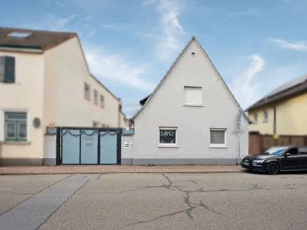 Hausansicht - Haus kaufen in Hockenheim - Zwei Häuser auf einem großen Grundstück in Hockenheim