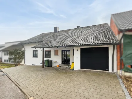 Ansicht - Haus kaufen in Greding - Großzügiges Einfamilienhaus in Hanglage mit traumhafter Aussicht in Greding