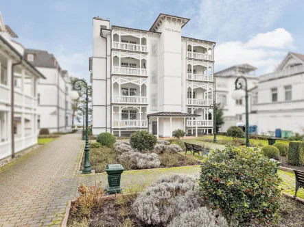 Hausansicht - Titelbild - Wohnung kaufen in Binz - Zauberhafte 3-Zimmer-Eigentumswohnung direkt an der Strandpromenade von Binz auf Rügen