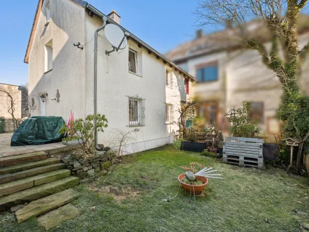 Titelbild - Haus kaufen in Halver - Teilsanierte Doppelhaushälfte im Maisonette-Stil für Ihre kleine Familie in Halver