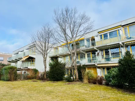 Gebäudeansicht - Wohnung kaufen in München - Vermietetes 1-Zimmer-Apartment in ruhiger Wohnlage mit Gemeinschaftspool in München-Bogenhausen