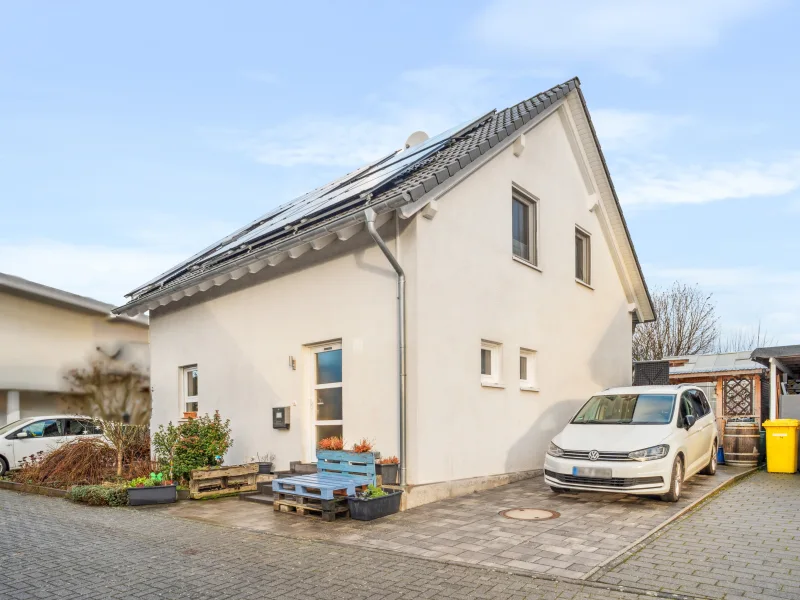 Frontansicht - Haus kaufen in Grafschaft - Modernes Einfamilienhaus mit Wintergarten und unverbaubarem Blick in Grafschaft-Birresdorf