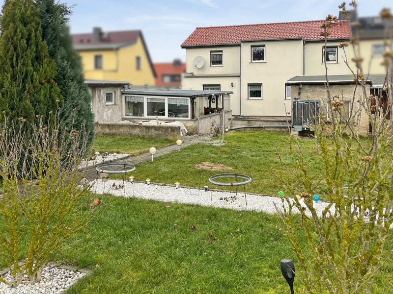 Titelfoto - Haus kaufen in Riesa - Großzügige Doppelhaushälfte in guter, gewachsener Wohnlage von Riesa mit Platz für die Familie  