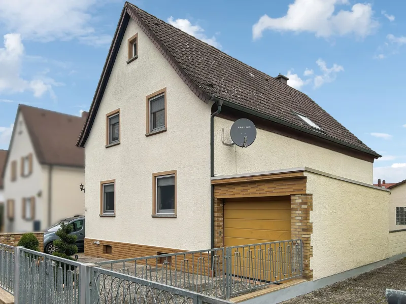 Hausansicht I - Haus kaufen in Hanau - Mehrgenerationen-geeignetes Ein- bis Zweifamilienhaus mit großem Grundstück in Steinheim (Hanau)