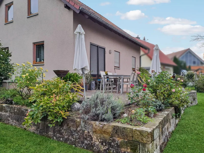 Hausansicht - Terrasse - Haus kaufen in Pirna-Graupa - Gepflegtes und gut ausgestattetes Einfamilienhaus in ruhiger Wohnlage von Pirna Graupa