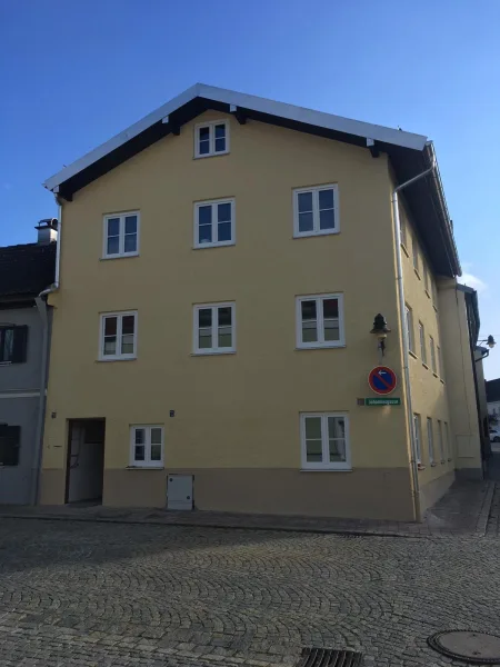 Frontansicht - Haus kaufen in Gars am Inn - Modernisiertes 3- Parteien-Haus in zentraler Lage von Gars am Inn