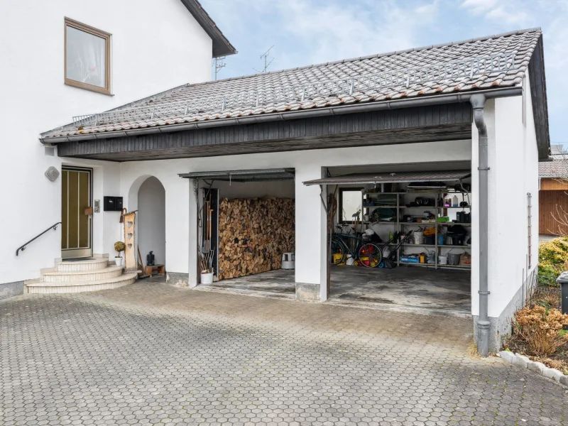 Hauseingang und Garage