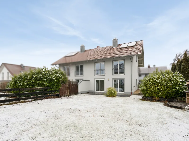 Ansicht - Haus kaufen in Walpertskirchen - Attraktive und moderne Doppelhaushälfte in Walpertskirchen, frei zur sofortigen Nutzung