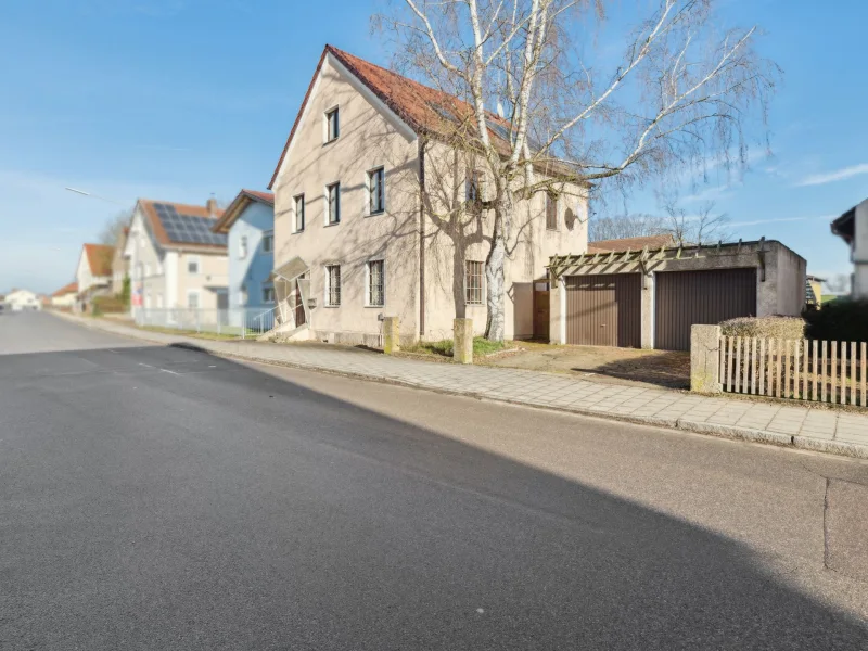 Außenansicht 1 - Haus kaufen in Mintraching - Für Handwerker / Sanierer: Einfamilienhaus mit Doppelgarage in Mintraching  