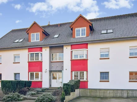 Titelbild - Wohnung kaufen in Salzgitter - Charmante Dachgeschosswohnung in ruhiger Lage von Salzgitter-Thiede