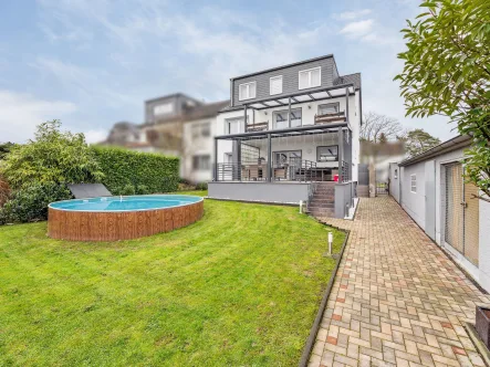 Rückseite Haus mit Pool - Haus kaufen in Köln - Exklusives Mehrgenerationenhaus in Köln Dünnwald