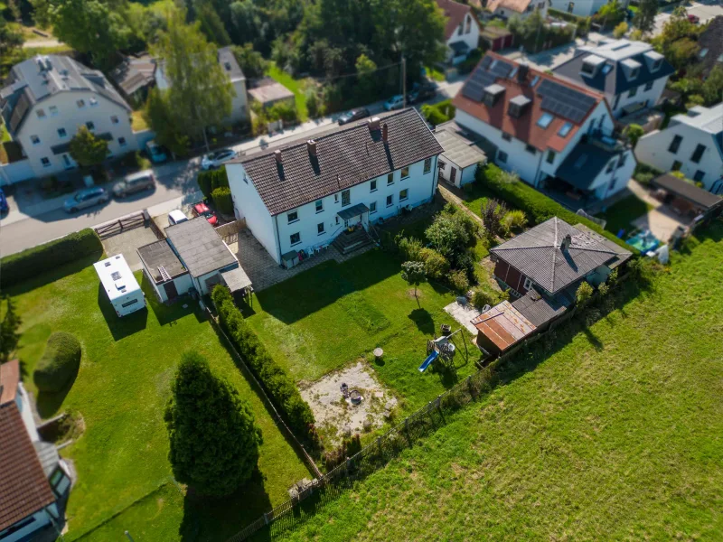 Luftbild - 1 - Haus kaufen in München - Doppelhaus-Ensemble mit großem Grundstück in perfekter Randlage in München (Allach-Untermenzing)