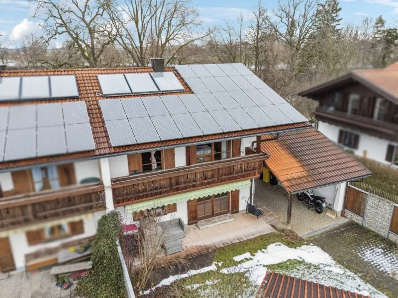 Blick auf Terrasse und Carport