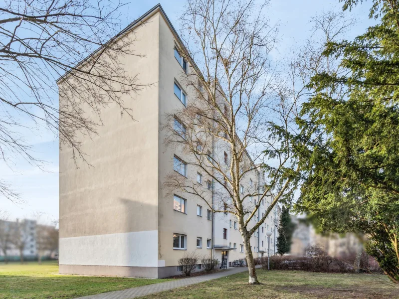 Außenaufnahme - Wohnung kaufen in Berlin - Vermietete 2-Zimmer-Wohnung mit Fahrstuhl und West-Balkon in Spandau (WE170)