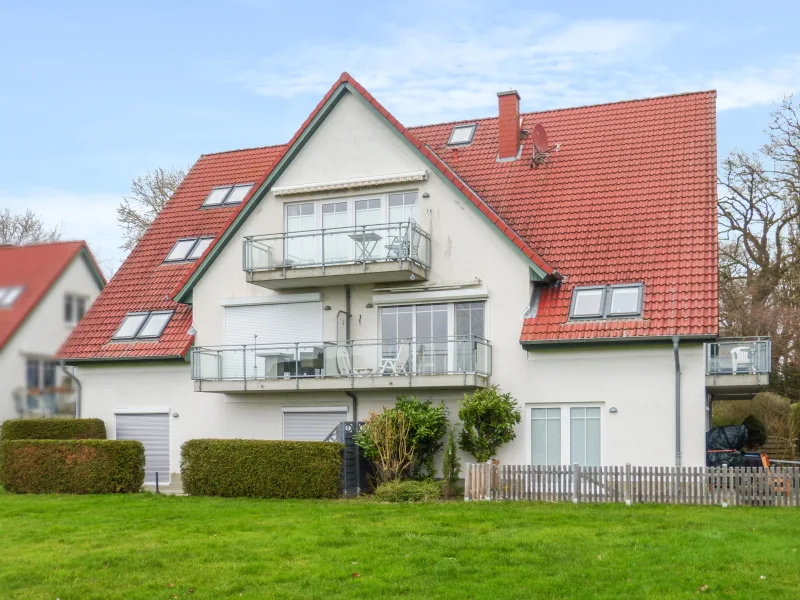 Hausrückansicht - Balkon - Wohnung kaufen in Dassow - Moderne 2-Zimmer-Eigentumswohnung in absolut ruhiger Lage von Dassow/Barendorf