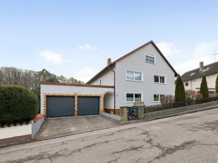 Titelbild - Haus kaufen in Lichtenau - Großzügiges 3-Familien-Haus mit Garten, Balkon in Lichtenau als solides Renditeobjekt