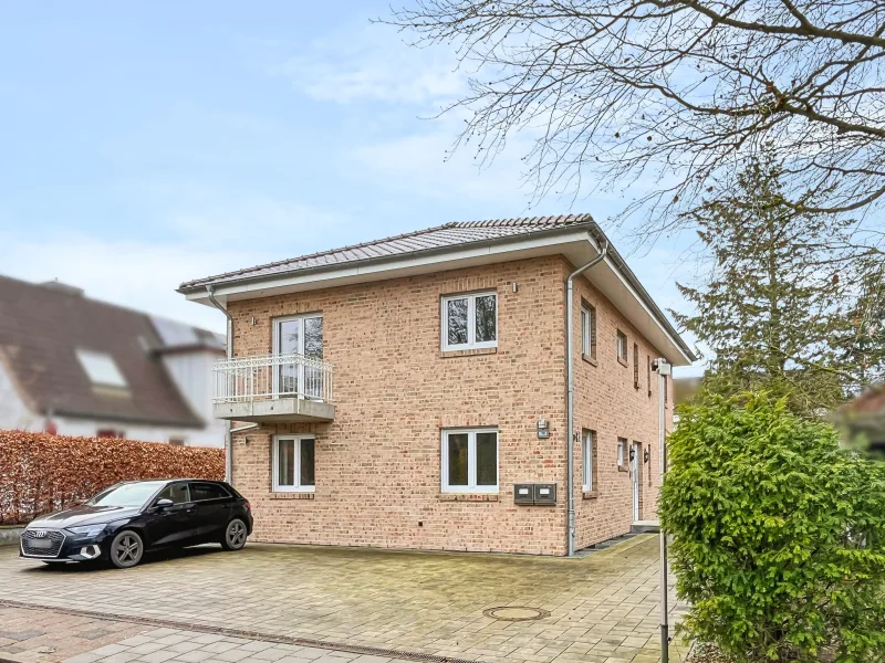 Titelbild - Haus kaufen in Preetz - Neubaugleiches Zweifamilienhaus nach KfW 55 Standard in ruhiger und beliebter Lage von Preetz