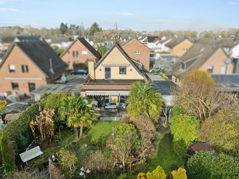 Objektansicht rückwärtig - Haus kaufen in Frechen - Großzügiges, gepflegtes und modernisiertes 1-2 Familienhaus mit traumhaften Garten in Frechem Bachem