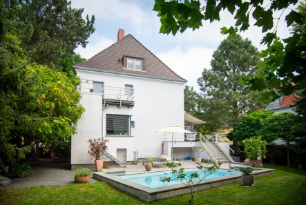 Poolblick - Haus kaufen in Halle - Repräsentative Stadtvilla vereint mit Stil und Exklusivität in Halle