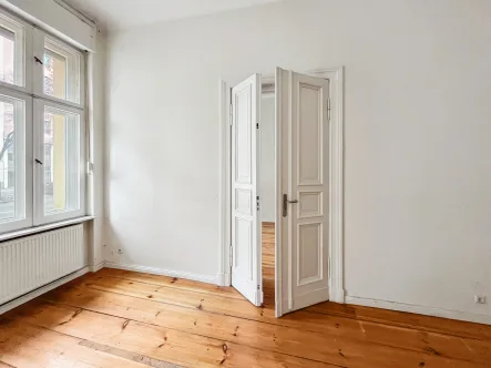 Zimmer - Flügeltür - Wohnung kaufen in Berlin - 3-Zimmer-Altbau-Eigentumswohnung in zentraler Lage von Berlin unweit vom Schloss Charlottenburg