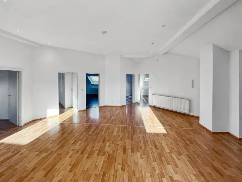 Titelfoto - Wohnung kaufen in Dresden - Lichtdurchflutete Dachgeschosswohnung mit tollem Blick über Dresden