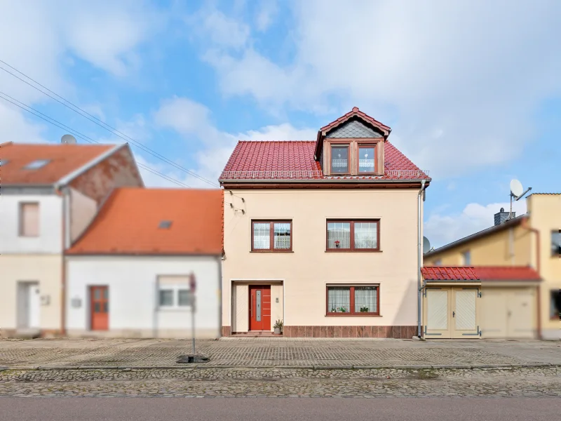 Außenansicht - Haus kaufen in Aken (Elbe) - Charmantes Reihenmittelhaus mit gehobener Ausstattung und viel Platz in Aken (Elbe)