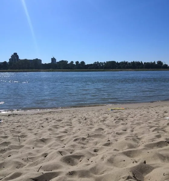 Strand am Rhein fußläufig